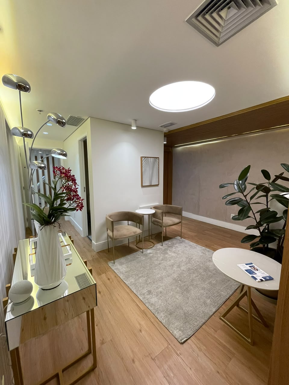 Sala de espera do consultório, com poltronas e iluminação suave