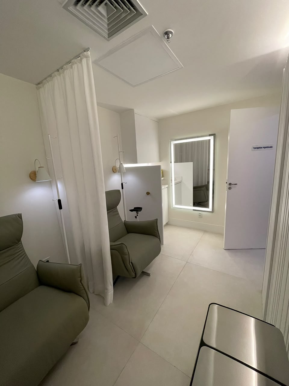 Sala de terapias injetáveis com poltronas reclináveis